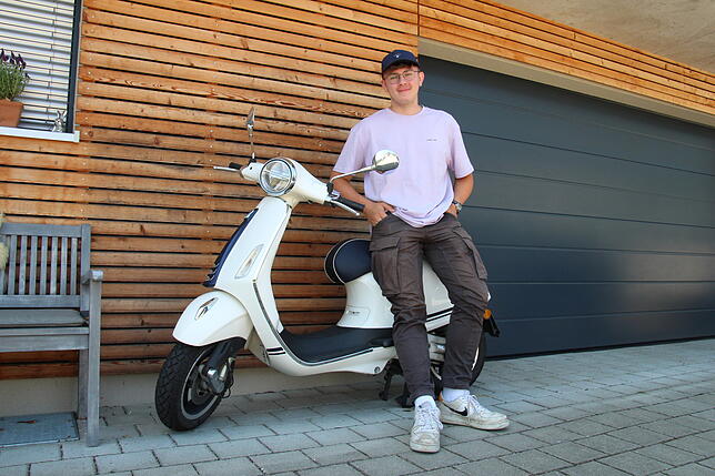 Julius Frank auf seiner Vespa. Der 19-Jährige beginnt demnächst sein Tiermedizinstudium in Budapest.