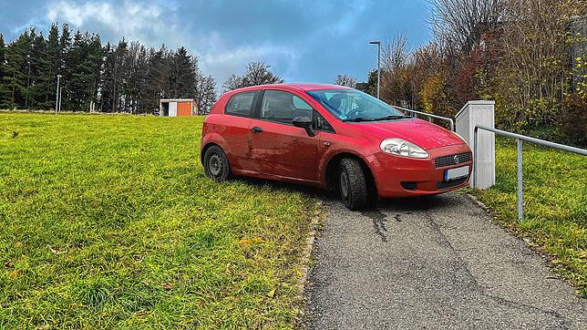 Die Flucht vor der Polizei endet im Lärchenweg am Rupertsberg. Zuvor versuchte der 15-Jährige, über eine Wiese zu flüchten.