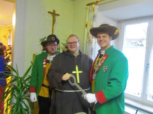 Ortschef Fabian Setz (Mitte) gibt den Schlüssel als Symbol der Macht an Marlus Wullich (links) und Zunftmeister Michael Amma (rechts).
