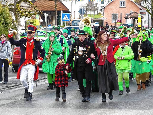 Bild 9: Fasnacht in Bermatingen: 100. Narrenbaum und 55 Jahre Zimmergilde – Die besten Bilder!