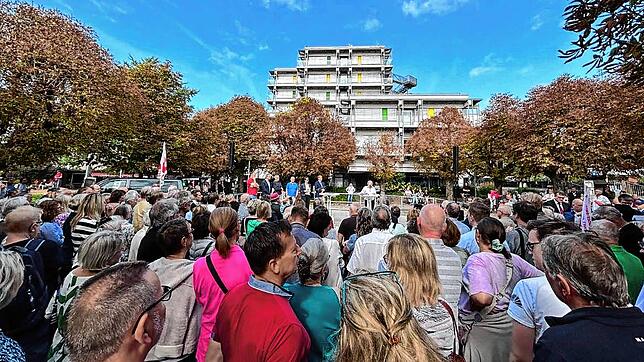Sie gingen gegen die vorzeitige Schließung des Rheinfelder Krankenhauses auf die Straße: Rund 400 Menschen nahmen an der Kundgebung in ...