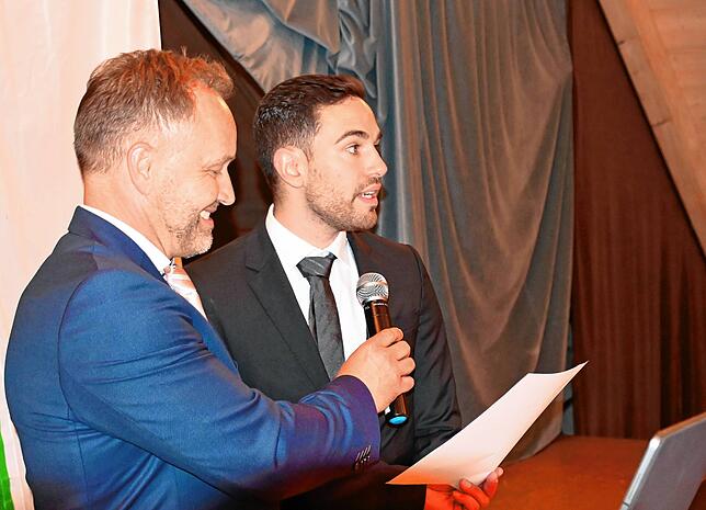 Matthias Weckbach vereidigt Christoph Stolz als Bürgermeister.