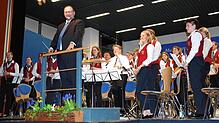 Dirigent Jörg Murschinski und das gesamte Orchester begeistern die Gäste in der voll besetzten Nägeleberghalle beim Osterkonzert des ...