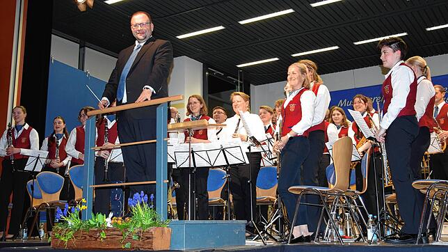 Dirigent Jörg Murschinski und das gesamte Orchester begeistern die Gäste in der voll besetzten Nägeleberghalle beim Osterkonzert des ...