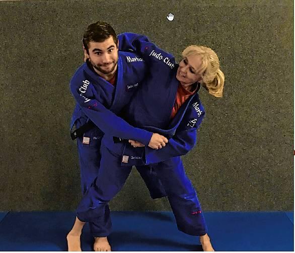 Christine Fehlinger beim Randori, dem Übungskampf im Judo, mit Sohn Phillip.