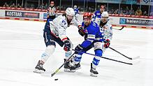 Im Derby gegen die Adler Mannheim feiern Tyson Spink (vorne rechts) und die Schwenninger Wild Wings einen deutlichen 6:2-Erfolg.