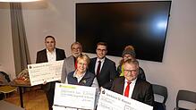 Vor der Gemeinderatssitzung gibt es einen gewaltigen Geldsegen für den Sanagarten (von links): Thomas Berger, Christoph von Ascheraden, ...