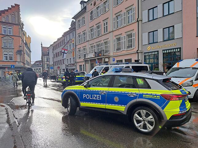 Überall in der Innenstadt – wie hier am Stephansplatz, wo vor allem die Jugend feierte, zeigte die Polizei am Donnerstag Präsenz.