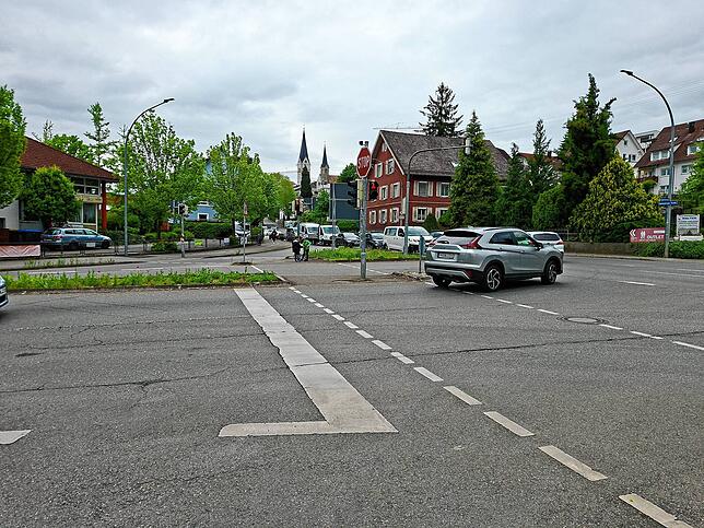 Für Radfahrer unübersichtlich? Einen Radweg gibt es über die Kreuzung nicht, für Fußgänger gibt es eine ampelgesteuerte Furt.