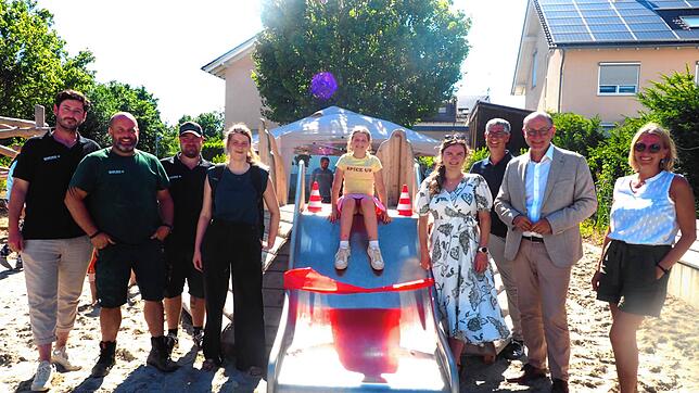 Die zehnjährige Laura (Mitte) eröffnet den Spielplatz symbolisch im Kreis von Jonas Höll, Christoph Tribus, Tim Waldenmayer, Erika ...