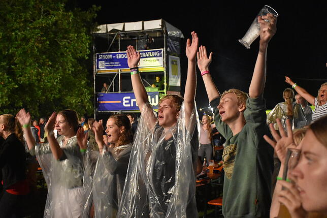 Beim Song YMCA der Village People, gespielt von Ois Easy, machen alle mit.