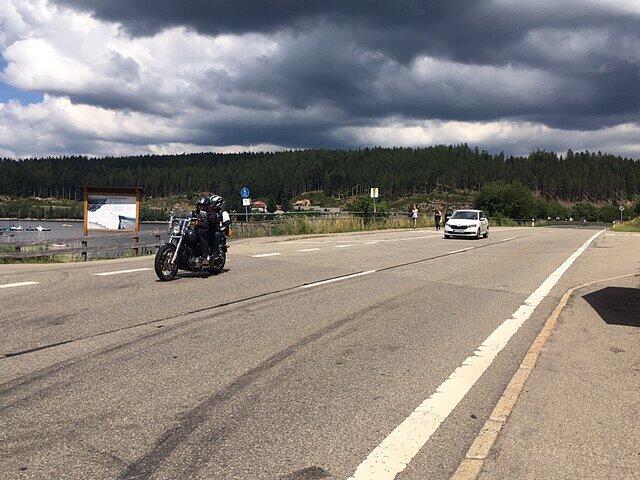 B500 an der Schluchsee-Staumauer: Hier drehen die Motorräder richtig auf. Nur für die Biker ist die Fahrt ein Genuss – für die ...