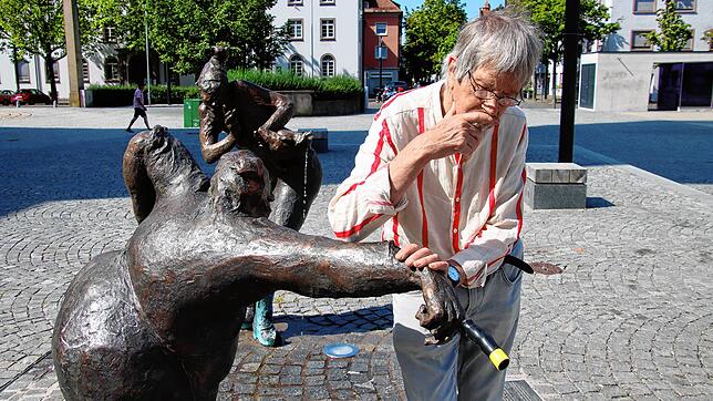 Eine Figur von Gero Hellmuths Skulptur Marktwieber hat jetzt einen verbundenen Finger. Der Künstler wirft einen nachdenklichen Blick auf ...