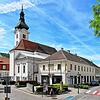 Die römisch-katholische Pfarrkirche St. Jakob mit dem ehemaligen kaiserlichen Mauthaus (vorn rechts) prägen das Stadtzentrum von ...