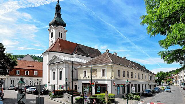 Die römisch-katholische Pfarrkirche St. Jakob mit dem ehemaligen kaiserlichen Mauthaus (vorn rechts) prägen das Stadtzentrum von ...