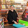 Nicky von Meyenburg (links) verpackt ein Spiel im Spielegeschäft Seetroll für Aletea Pontes-Lang. Inhaber Michael Palm freut sich, wenn ...