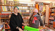 Nicky von Meyenburg (links) verpackt ein Spiel im Spielegeschäft Seetroll für Aletea Pontes-Lang. Inhaber Michael Palm freut sich, wenn ...