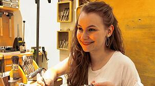 Sophia Eckert aus Birkingen hat ihre Ausbildung zur Goldschmiedin als Kammer- und Landessiegerin abgeschlossen. Dafür erhält sie von der ...