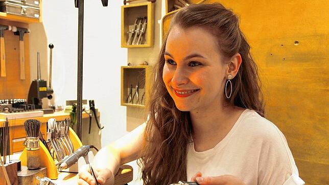 Sophia Eckert aus Birkingen hat ihre Ausbildung zur Goldschmiedin als Kammer- und Landessiegerin abgeschlossen. Dafür erhält sie von der ...