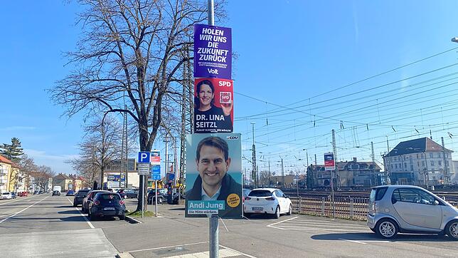 Obwohl die Frist abgelaufen ist, hängen in Singen noch vereinzelt Wahlplakate – wie hier in der Bahnhofstraße (Foto vom 4. März). ...