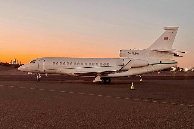 Eine Dassault Falcon 8X auf einem Flughafen vor New York. Sie ist das bislang einzige Flugzeug der Flotte von Heron Aviation, das auch ...