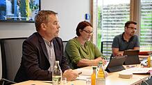Wolfgang Wahl (links) vom Schweizer Unternehmen Rapp AG erläuterte dem Gemeinderat Gaienhofen wie eine Temporeduktion durch eine ...