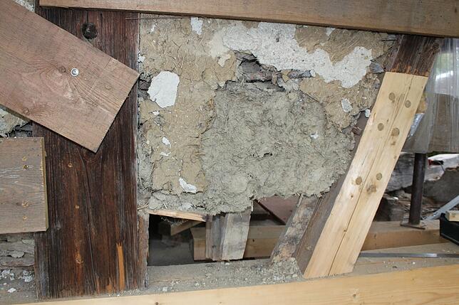 Die Zwischenräume, „Gefache“ des Fachwerks des Ausgedinghauses. Es wurden Holzstäbe eingesetzt, Weiden gespalten und ähnlich ...