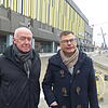 Künstler Werner Pokorny und Museumsleiter Christoph Bauer nehmen das neue Kunstwerk unter Begutachtung.