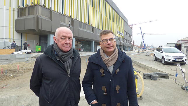 Künstler Werner Pokorny und Museumsleiter Christoph Bauer nehmen das neue Kunstwerk unter Begutachtung.