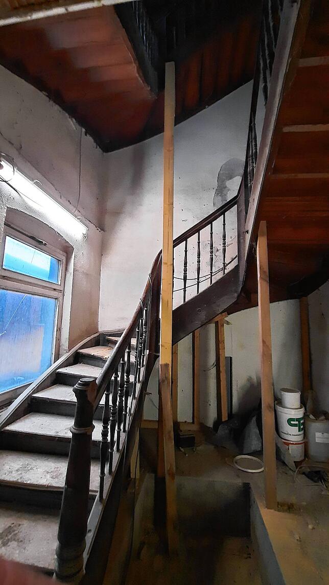 Zwischen die geschwungene Treppe kommt ein Auftzug.