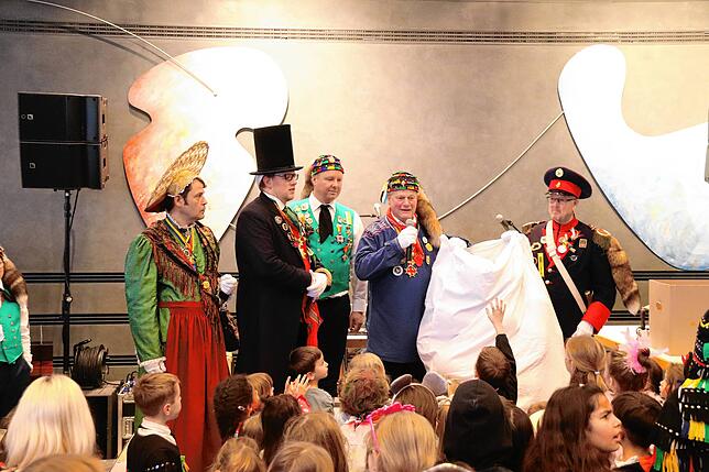 ...und die Luftballons: Thomas Pross, ehemaliger Narrenvater und Vorsitzender des Fördervereins Hoorig isch die Katz, übergibt der ...