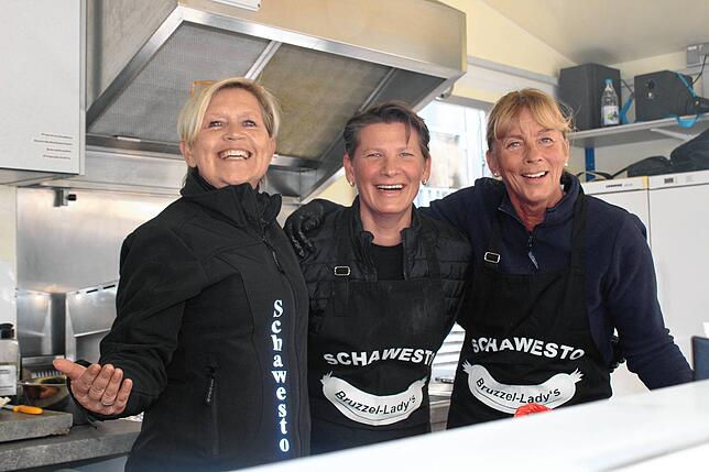 Heike Moll, Madeleine Krieg und Sabine Veit (von links) bruzzelten für die Besucher Würstchen.