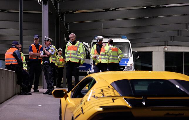 Schweizer und deutsche Polizisten kontrollieren im April gemeinsam Fahrer und Fahrzeuge aus der Singener Tuningszene, hier einen ...