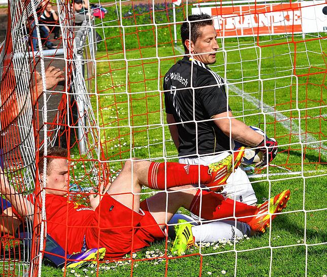 Serie: Torwart Maurizio Di Bella, hier nach einem Tor durch den SV BW Murg mit Abwehrspieler Matthias Wenk, war in der Saison 2013/14 ...