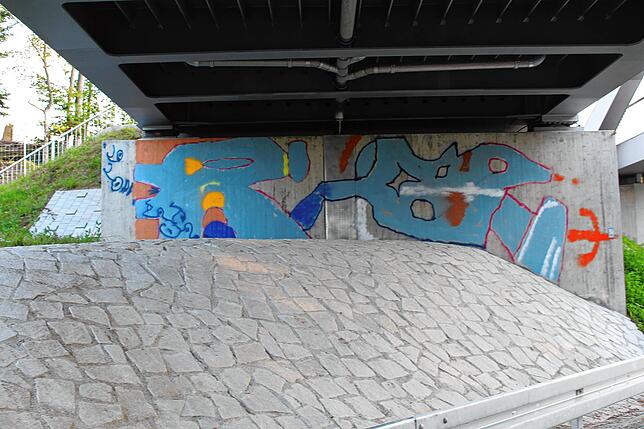 Bild 10: Kunst am Bau oder Vandalismus? Graffiti-Sprayer haben sich auf der neuen Bundesstraße 31 bereits verewigt