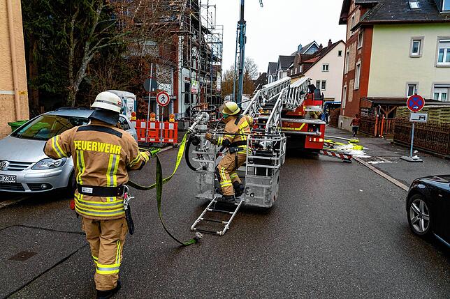 Am Donnerstag gegen 14 Uhr ist die Feuerwehr erneut am Brandhaus im Einsatz.