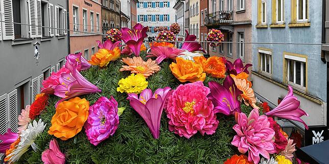 (Archivbild) Die Blumenbälle haben auch 2022 wieder die Konstanzer Innenstadt geschmückt.