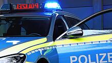 Eine Seniorin soll rund 90 Autos beschädigt haben, teilt die Polizei mit.