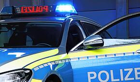 Eine 77-Jährige hat nach Polizeiangaben einen Unfall zwischen Altbeuren und Mennwangen verursacht. Zeugen hinderten die Frau an der ...