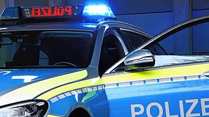 Eine Seniorin soll rund 90 Autos beschädigt haben, teilt die Polizei mit.