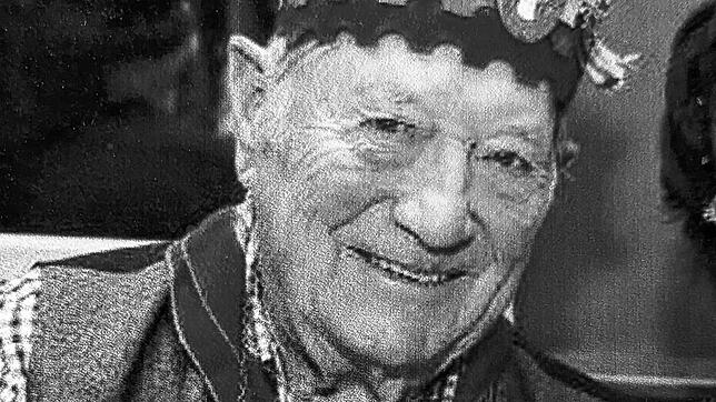 Das Bild zeigt Willy Kornmayer als Urgestein der Fasnacht mit der Narrenkappe von Schloss Langenstein.