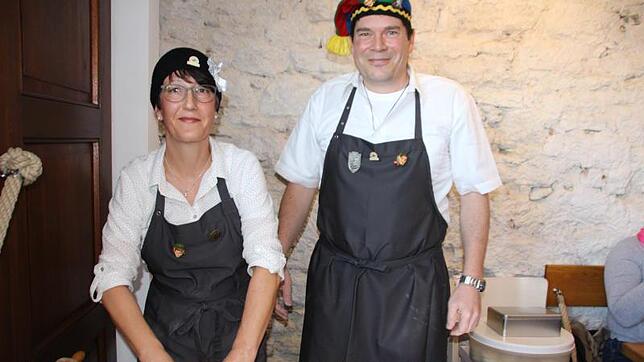 Ursula Bielefeld und Andreas Auer von den Stockacher Laufnarren beim Herstellen von Stockemer Fasnets-Springerle. Das Springerle-Backen ...