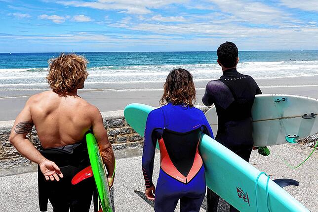 Surfer an der französischen Atlantikküste bei Hendaye an der Grenze zu Spanien. Besonders in den Küstenregionen im Süden der Republik ...