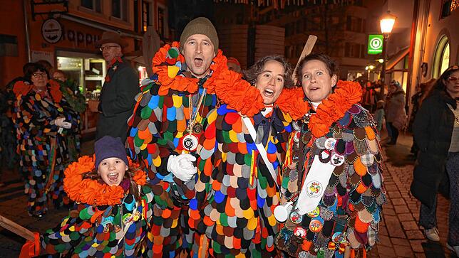 Bild 3: Mit dem Butzenlauf wird die Straßenfasnacht eingeläutet