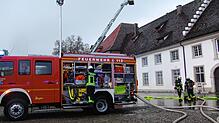Brandbekämpfung mit Drehleiter: Bei der Jahreshauptübung der Salemer Feuerwehr zeigen die Einsatzkräfte auf dem Schlossgelände, was sie ...