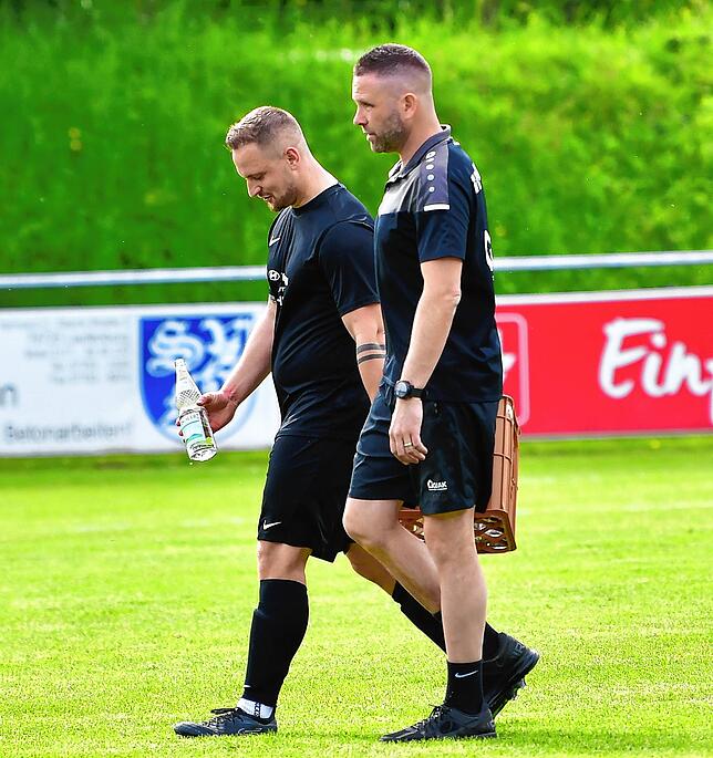 Hoffnung: Auf dem Weg in die Pause herrschte bei Trainer Urs Keser (vorn) und Mittelfeldspieler Johannes Baumgartner noch Zuversicht, ...