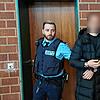 Ein 37-jähriger Mann aus Donaueschingen wird zum Prozess in den Schwurgerichtssaal des Landgerichts Konstanz geführt.