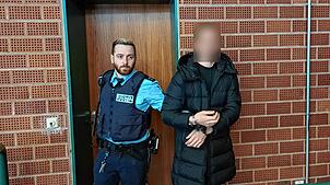Ein 37-jähriger Mann aus Donaueschingen wird zum Prozess in den Schwurgerichtssaal des Landgerichts Konstanz geführt.