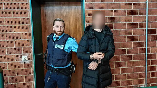 Ein 37-jähriger Mann aus Donaueschingen wird zum Prozess in den Schwurgerichtssaal des Landgerichts Konstanz geführt.