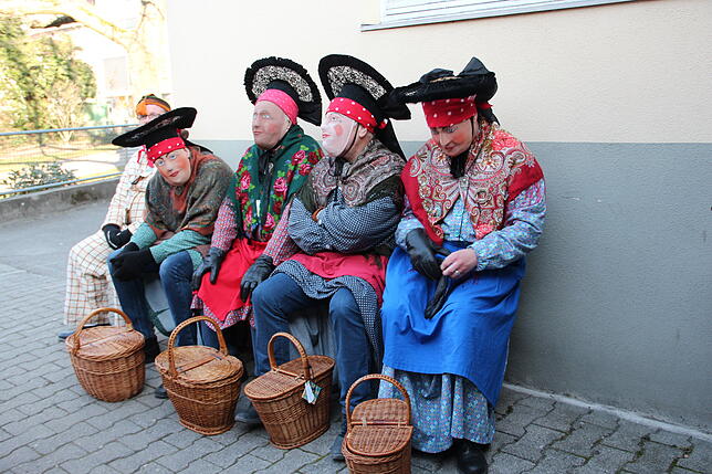 Pause beim Wecken: Diese Schnietzwieber ruhen sich ein bisschen aus.
